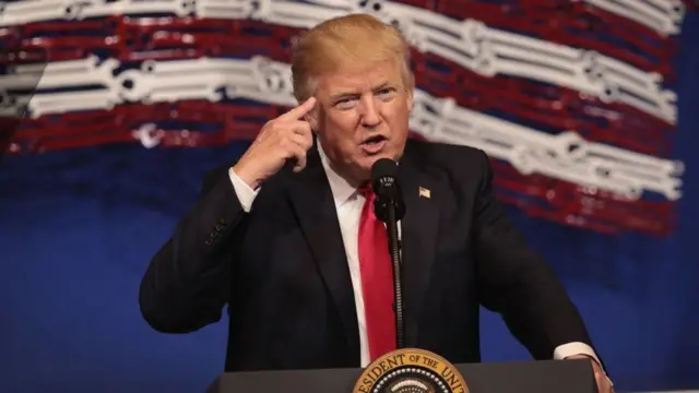 அமெரிக்கர்களின் வேலைவாய்ப்பை காக்க எடுத்துள்ள துணிச்சலான முடிவு இது என டொனால்டு டிரம்ப் ஆதரவார்கள் கூறுகின்றனர்.