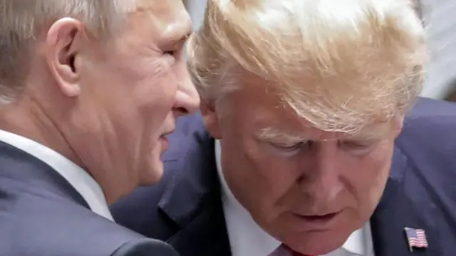 Vladimir Putin e Donald Trump em conversa em 2017