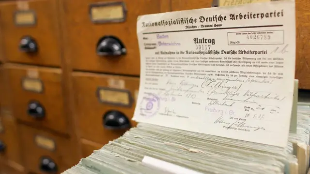 Una sola tarjeta apoyada en un montón de solicitudes de membresía nazi en los Archivos Federales Alemanes de Berlín el 17 de abril de 2007.