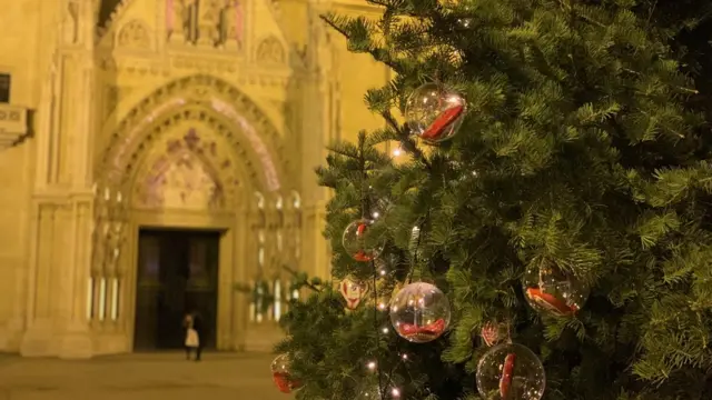 Ukrašena jelka ispred Zagrebačke katedrale