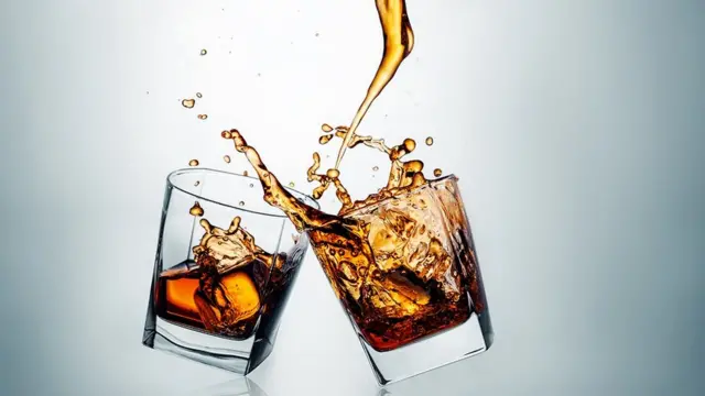 கேரளாவில் வீட்டு குழாயில் வந்த மதுபானம் - என்ன காரணம் தெரியுமா?