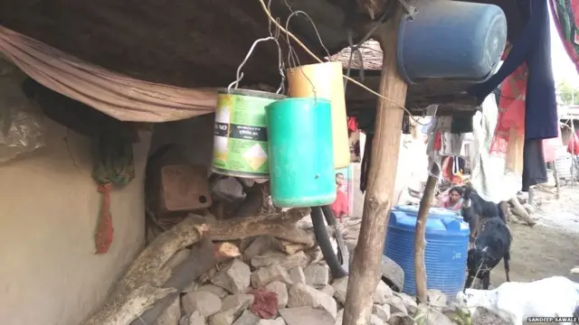 2 मे पर्यंत गावातल्या अनेक घरांसमोर टमरेल लटकलेली दिसून येत होती.