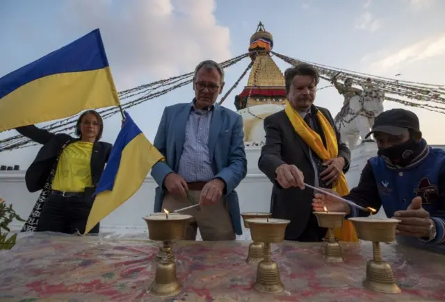 पश्चिमा देशका राजदूतहरू युक्रेनप्रति ऐक्यबद्धता प्रकट गर्न आयोजित दीप प्रज्वलन कार्यक्रममा