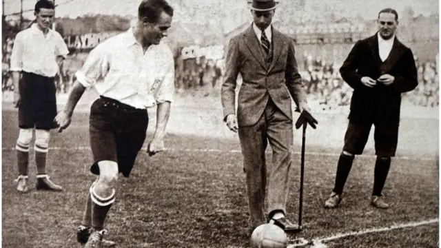 Принц Альберт (будущий король Георг VI) разыгрывет футбольную игру.