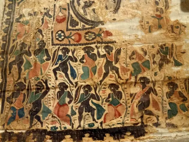 قطعة نسيج ت بالمتحف القبطي تصور راقصين من الرجال والنساء