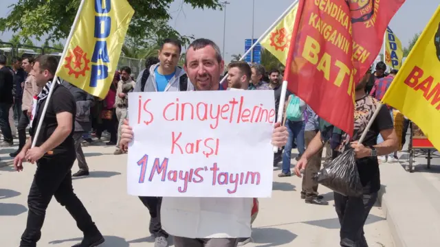 iş çinayetleri pankartıyla eylemci