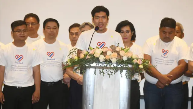 นักศึกษาปกป้องสถาบัน