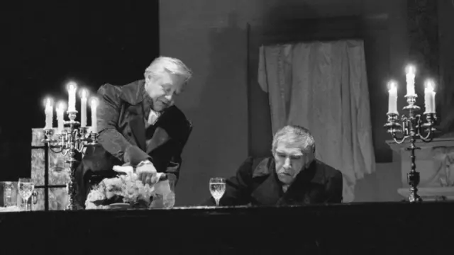 Сцена из спектакля "Ужин" по пьесе Жана-Клода Бриксвиля (МХТ, 1994 год). Олег Табаков - Талейран, Армен Джигарханян - Фуше.