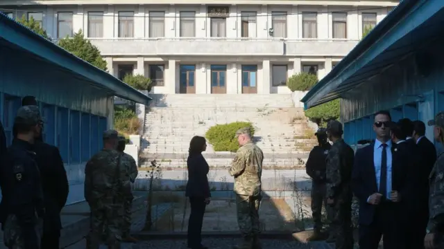 카멜라 해리스 미국 부통령이 29일 오후 경기 파주시 판문점을 찾아 둘러보고 있다