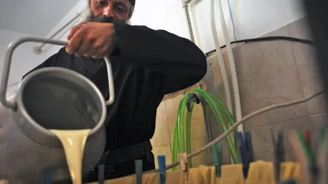 Hombre elaborando yogur en la forma tradicional Foto: Nikolay Doychinov Getty Images