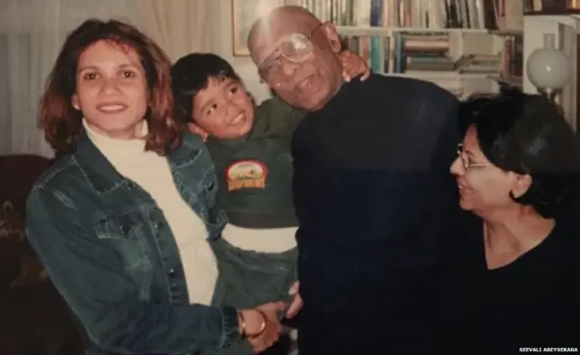 නෙවිල් ජයවීර සිය බිරිඳ ට්‍රික්සි (දකුණේ) සහ ඥාතීන් සමඟ