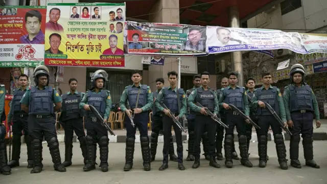 ঢাকায় বিরোধী দলের আন্দোলনে পুলিশী প্রহরা।