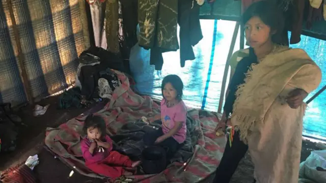 Una mujer con sus dos niños en una carpa. (Foto: Marcelo Pérez)