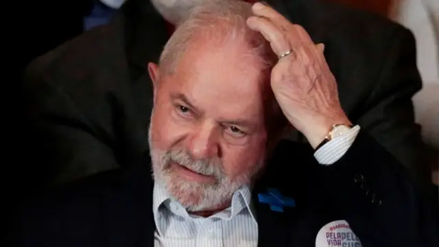 Lula coça a cabeça