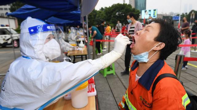 贵州省贵阳市医务人员对居民进行新冠检测。