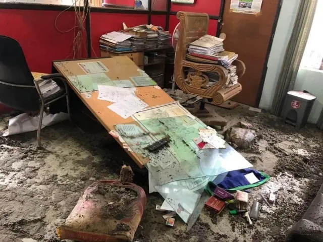 বিস্ফোরণের পরে থানার একটি কক্ষের চিত্র