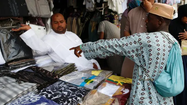 L’achat de présents à la famille au pays est le passage obligé pour tous les fidèles.