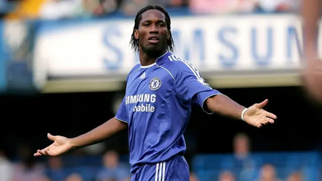 Didier Drogba quand il jouait à Chelsea pendant le match de la Barclays Premiership Chelsea contre Aston Villa. à Stamford Bridge, le 30 septembre 2006.