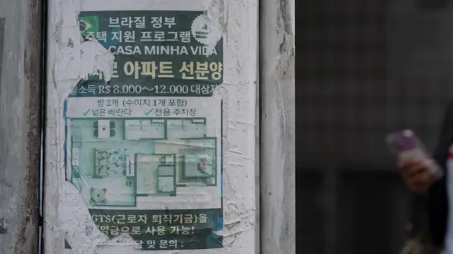 Cartaz em coreano com planta de imóvel e logotipo do Minha Casa, Minha Vida