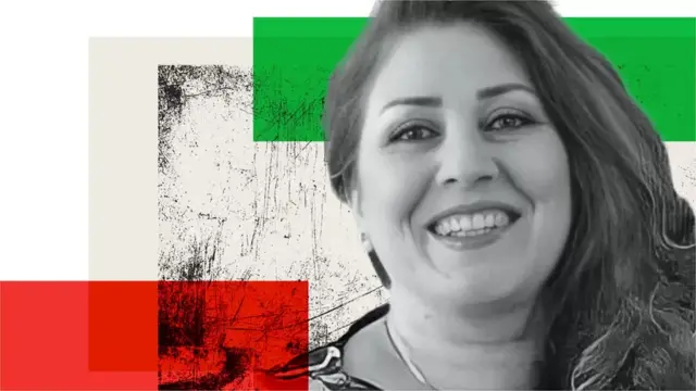 Une femme souriante avec le drapeau de l'Iran en back ground 