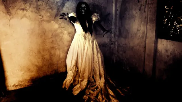 Muerta viviente en vestido blanco