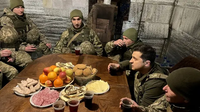 Ukrainian sojas wey dey on di front line receive a visit from di president on 17 February