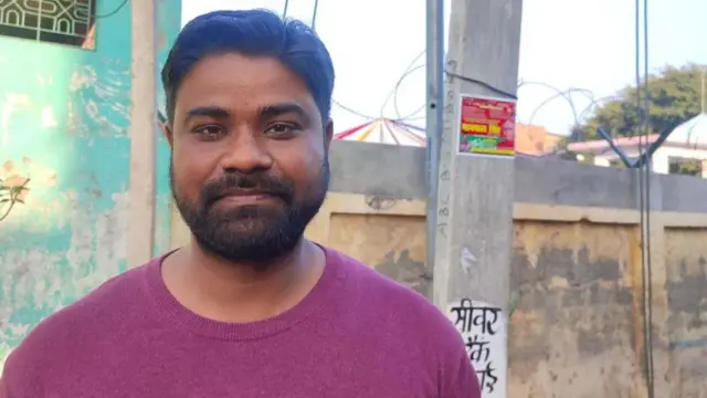 शिक्षक विकास कुमार का कहना है कि स्थानीय मुद्दों को नज़रअंदाज़ किया जा रहा है