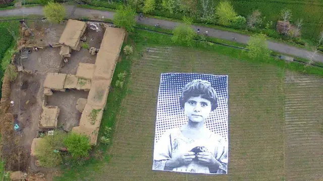 Pakistan'da bir grup sanatçı, sivillerin SİHA'lar tarafından öldürülmesini protesto etmek için annesi, babası ve iki kardeşini SİHA saldırısında yitiren bir çocuğun dev posterini operatörlerinin görebileceği büyüklükte basarak, sıklıkla bombalanan Khyber Pukhtoonkhwa bölgesine yerleştirmişti