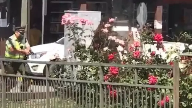 policía con arma