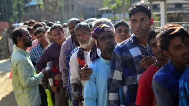 வரிசையில் மக்கள்