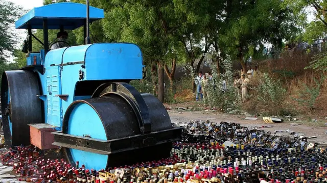 ভারতের গুজরাটে হাজার হাজার মদের বোতল ধ্বংস করা হচ্ছে বুলডোজার দিয়ে