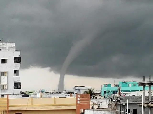 2021 నవంబరులో కరీంనగర్ లోయర్ మానేరు డ్యామ్‌లో ఏర్పడ్డ వాటర్ స్ప్రవుట్