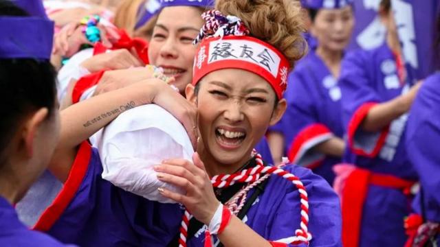 As mulheres participaram do festival pela primeira vez em seus 1.250 anos de história 