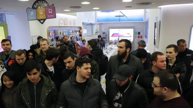 Очередь покупателей в салоне мобильной связи