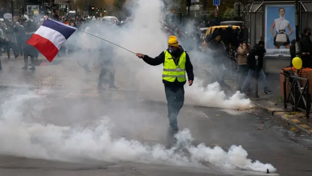 elinde fransa bayrağı bulunan bir protestocu