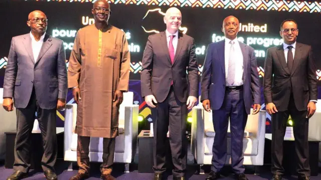Gianni Infantino, le président de la FIFA, au milieux des quatre candidats à Nouakchott.
