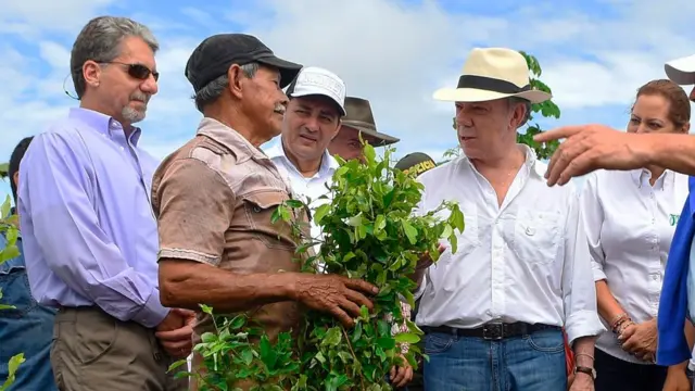Kevin Whitaker, un campesino y Santos