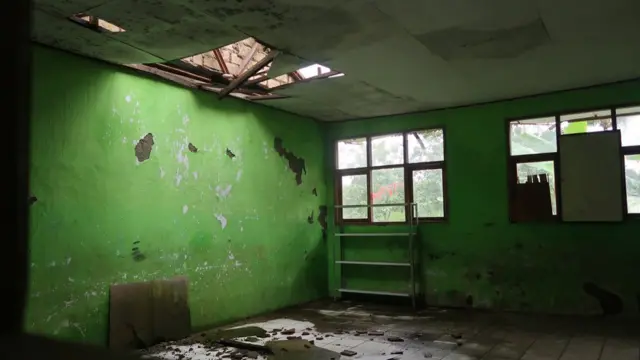 Kondisi Kelas III B SDN Kamulyaan yang sudah tidak lagi digunakan karena rusak berat.