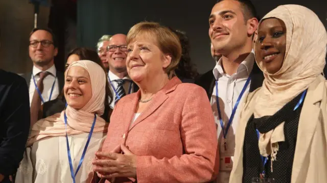 La canciller, con un grupo de jóvenes asilados en Alemania, en Berlín.