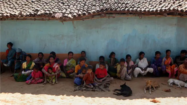 নিরাপত্তা বাহিনীর নির্যাতনের বিরুদ্ধে ভারতের একটি মাওবাদী অধ্যুষিত এলাকার গ্রামে আদিবাসীদের প্রতিবাদ