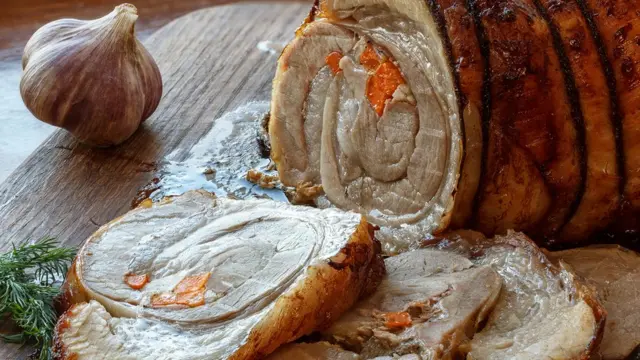 Свинина, фаршированная овощами