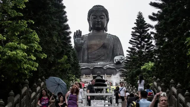 හොංකොන් දූපතේ පෝ ලිං (Po Lin) බෞද්ධ විහාරය අසළ මහා බුද්ධ ප්‍රතිමාව