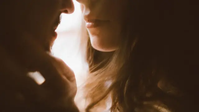 Un hombre y una mujer cerca.