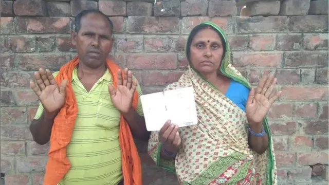 हाथ दिखाते ग्रामीण