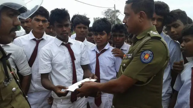 மூதூர் பிரதேசத்தில் மூன்று தமிழ் மாணவிகள் பாலியல் வன்முறைக்குள்ளான சம்பவத்தையடுத்து மாணவர்கள் ஆர்ப்பாட்டங்களில் ஈடுபட்டுள்ளனர்