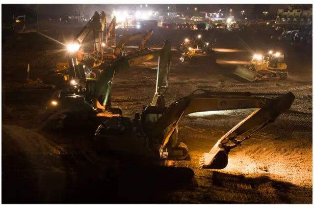 武漢正在蔡甸區建設的專門醫院正式命名為火神山醫院。新醫院計劃於2月3日建成,集中收治新型冠狀病毒感染的肺炎患者。