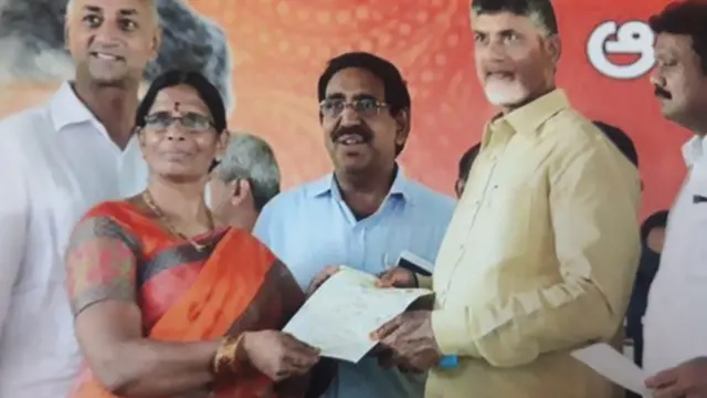 భూ సమీకరణ పథకంలో తన భూమి పత్రాలను సీఎం చంద్రబాబుకు అందిస్తున్న మహిళా రైతు కొమ్మినేని ఆదిలక్ష్మి