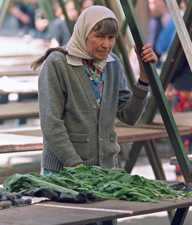 Una mujer vendiendo hojas de ensalada durante el sitio de Sarajevo, en el mercado vacío.