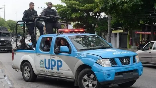 Policiais em viatura