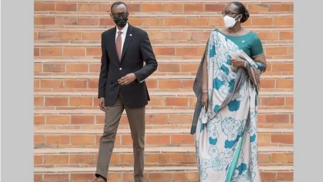 Katika matukio rasmi za kitaifa, Bi Jeanette Kagame huvaa vazi la kitamatuni la Kinyarwanda ''Umushanana''